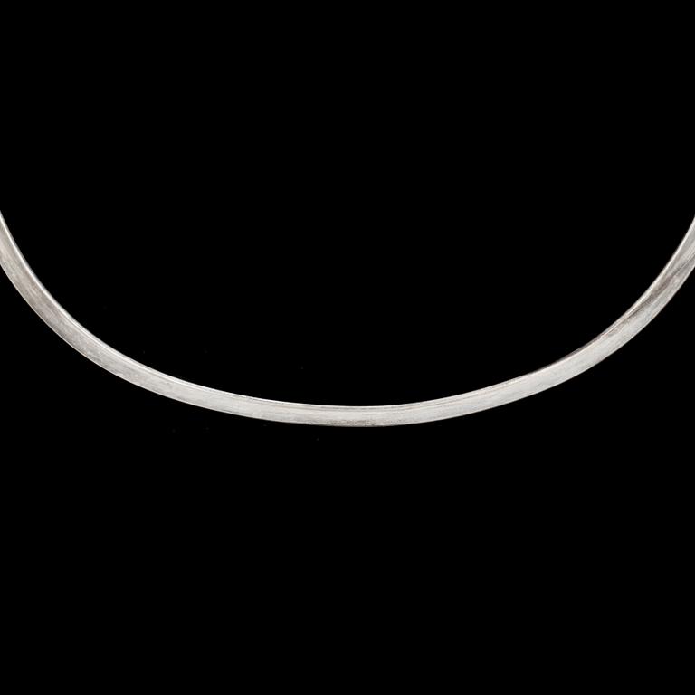 A silver, 'Dew Drop' neckring by VIVIANNA TORUN BÜLOW-HÜBE for Georg Jensen, Denmark, desgined 1955.