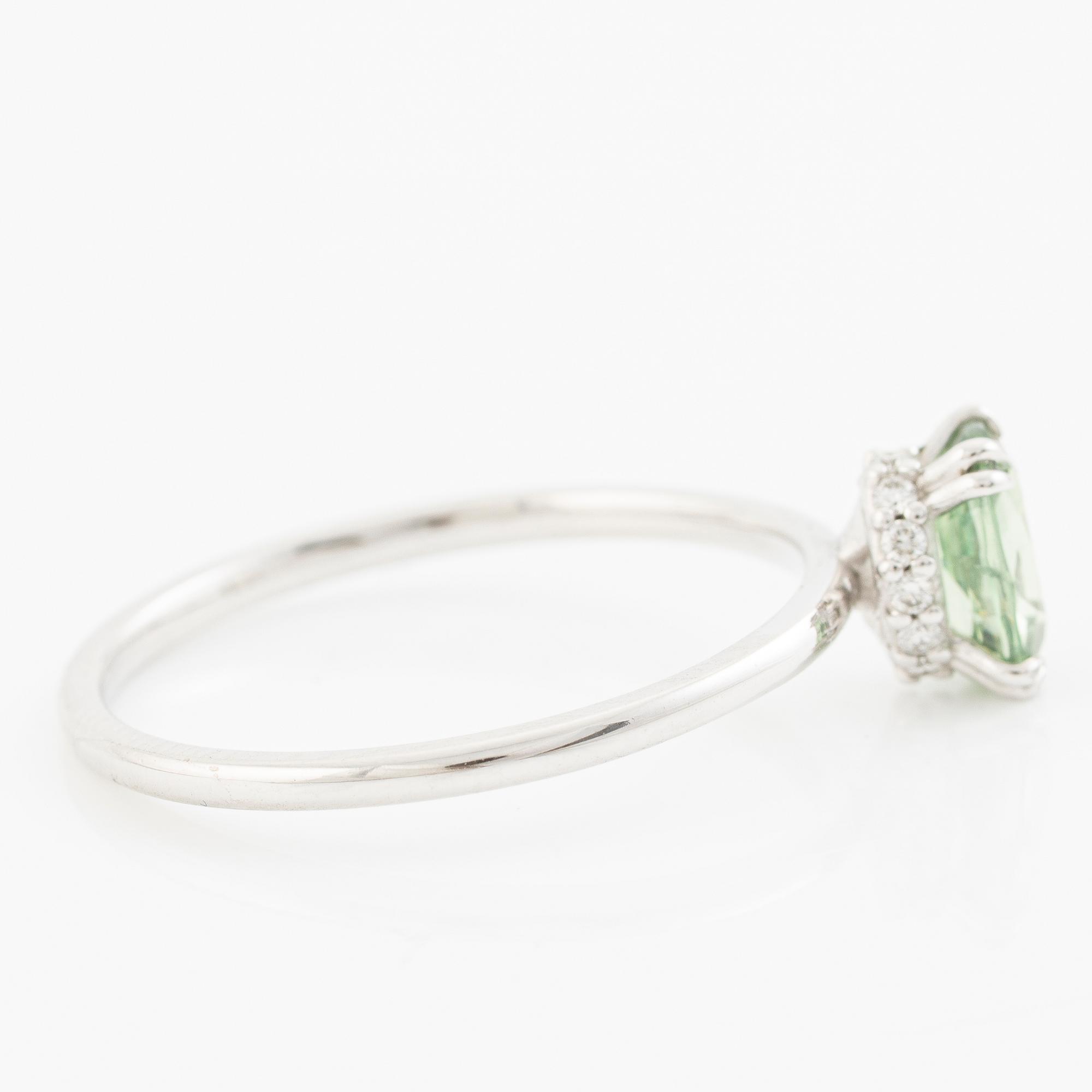 Ring 14K white gold with green sapphire and brilliant-cut diamonds.