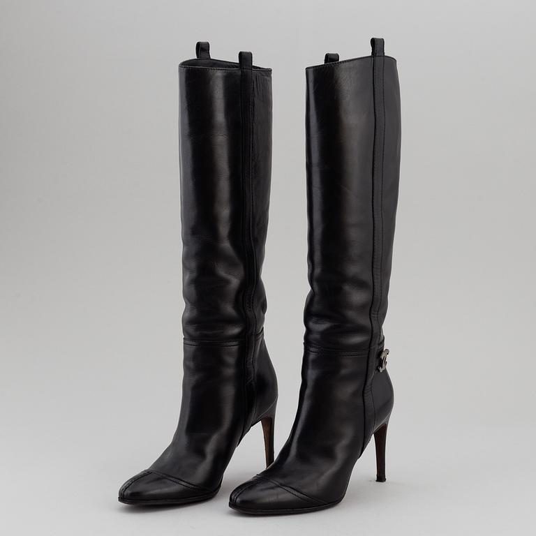 CHANEL, a pair of black leather boots, size 35,5.