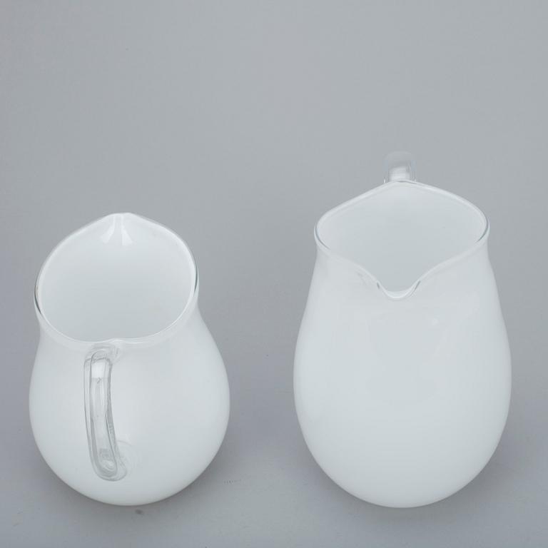 KANNUJA 2 kpl, KULHOJA, 6 kpl, LASEJA 7+1 kpl, valkoista ja kirkasta lasia, Maire Gullichsen Iittala 1900-l loppupuoli.