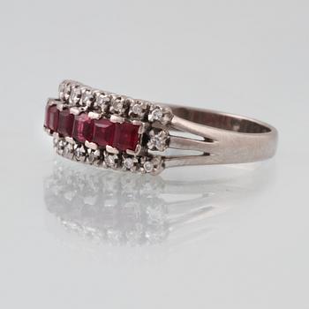 RING, 18K vitguld med 6 carréslipade rubiner och 20 åttkantslipade diamanter, engelska stämplar. Vikt 4,8 gram.
