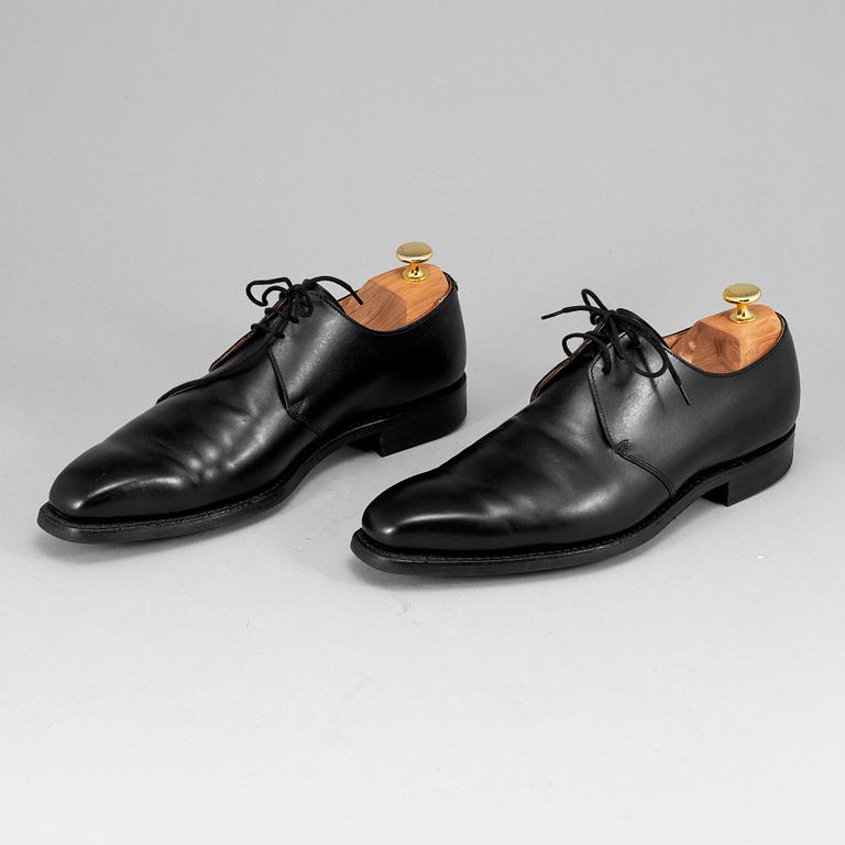 CROCKETT & JONES, a pair of black leather 'Highbury' shoes, size 8.