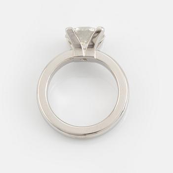 An 18K white gold ring set with a round brilliant-cut diamond.