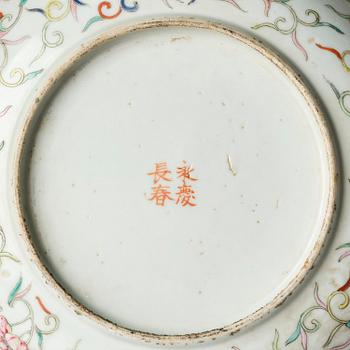 Skålfat, ett par 'dayazhai', porslin. Qing dynastin, Guangxus regeringsperiod, omkring 1876.