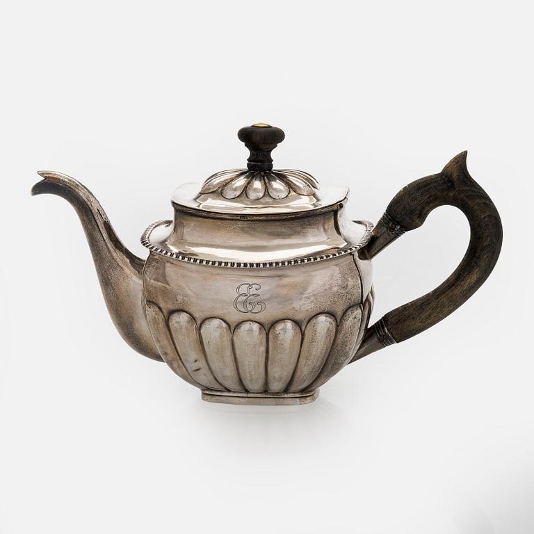 A silver teapot, maker's mark of Matvei Grechushnikov, Moscow 1823.