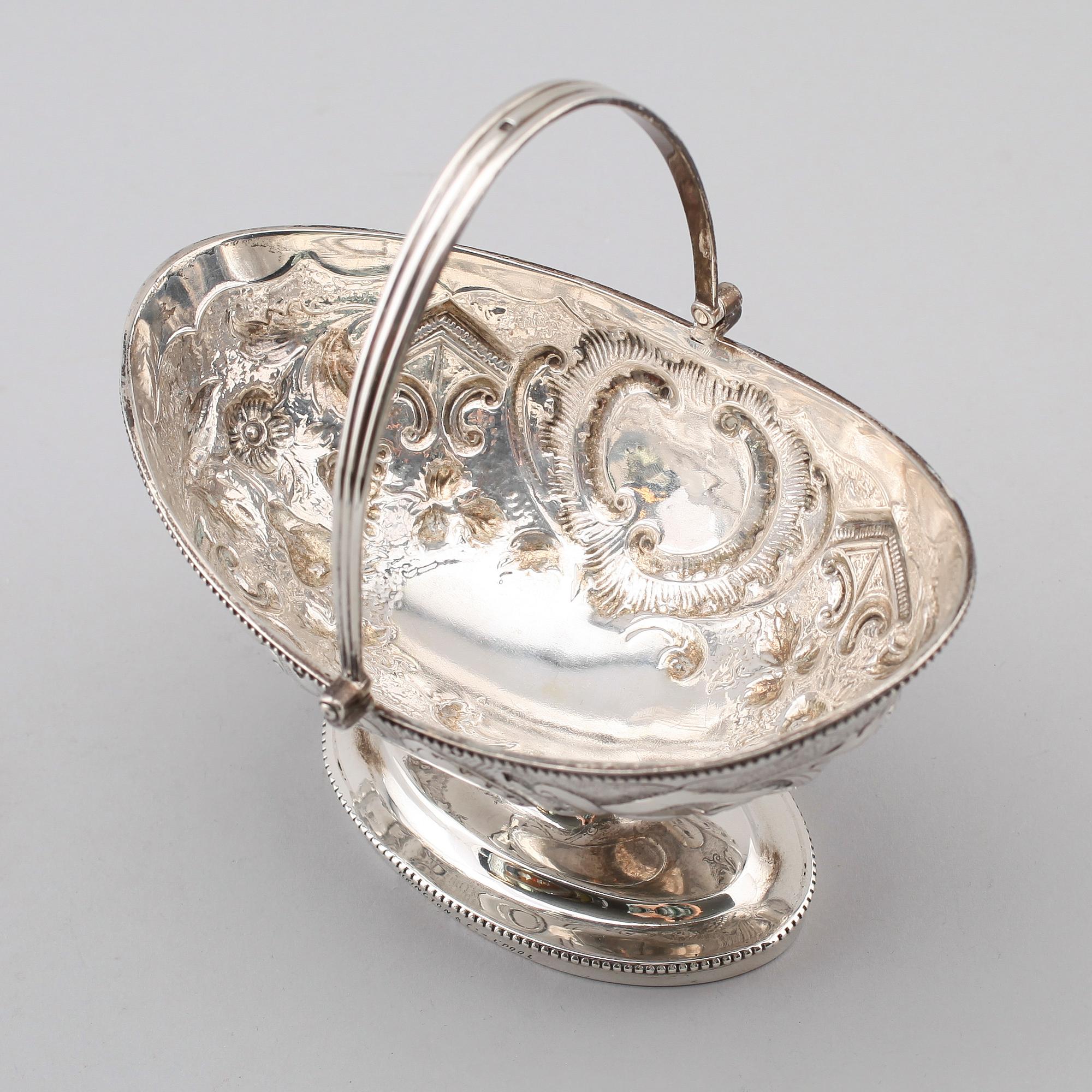BONBONJÄR, sk sweetmeat bowl, silver, Abraham Peterson, London 1800. Vikt ca 285 gram.