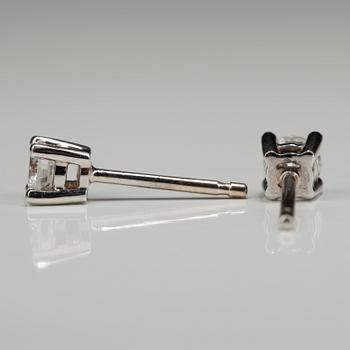 ÖRHÄNGEN, vitguld 18K, briljantslipade diamanter, tot. 0,42 ct. Vikt 1,6 g.