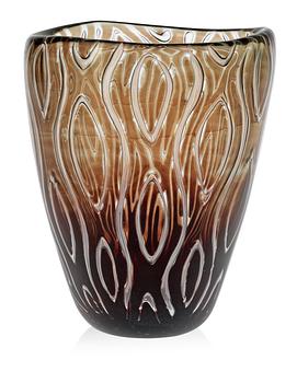 690. An Edvin Öhrström 'ariel' glass vase, Orrefors 1950's.