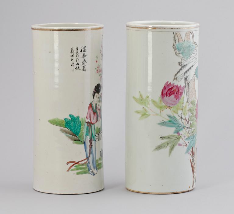 PENSELVASER, ett par, porslin Kina 1900-tal.