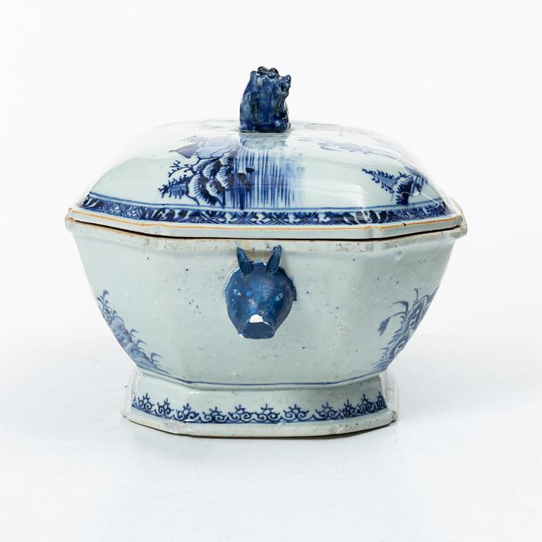 A blue and white export porcelain tureen with cover, and an oval serving dish, China, Qianlong and Jiaqing.