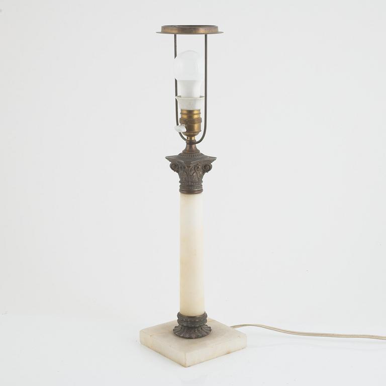 Bordslampa, kolonnformad, alabaster, 1900-tal.