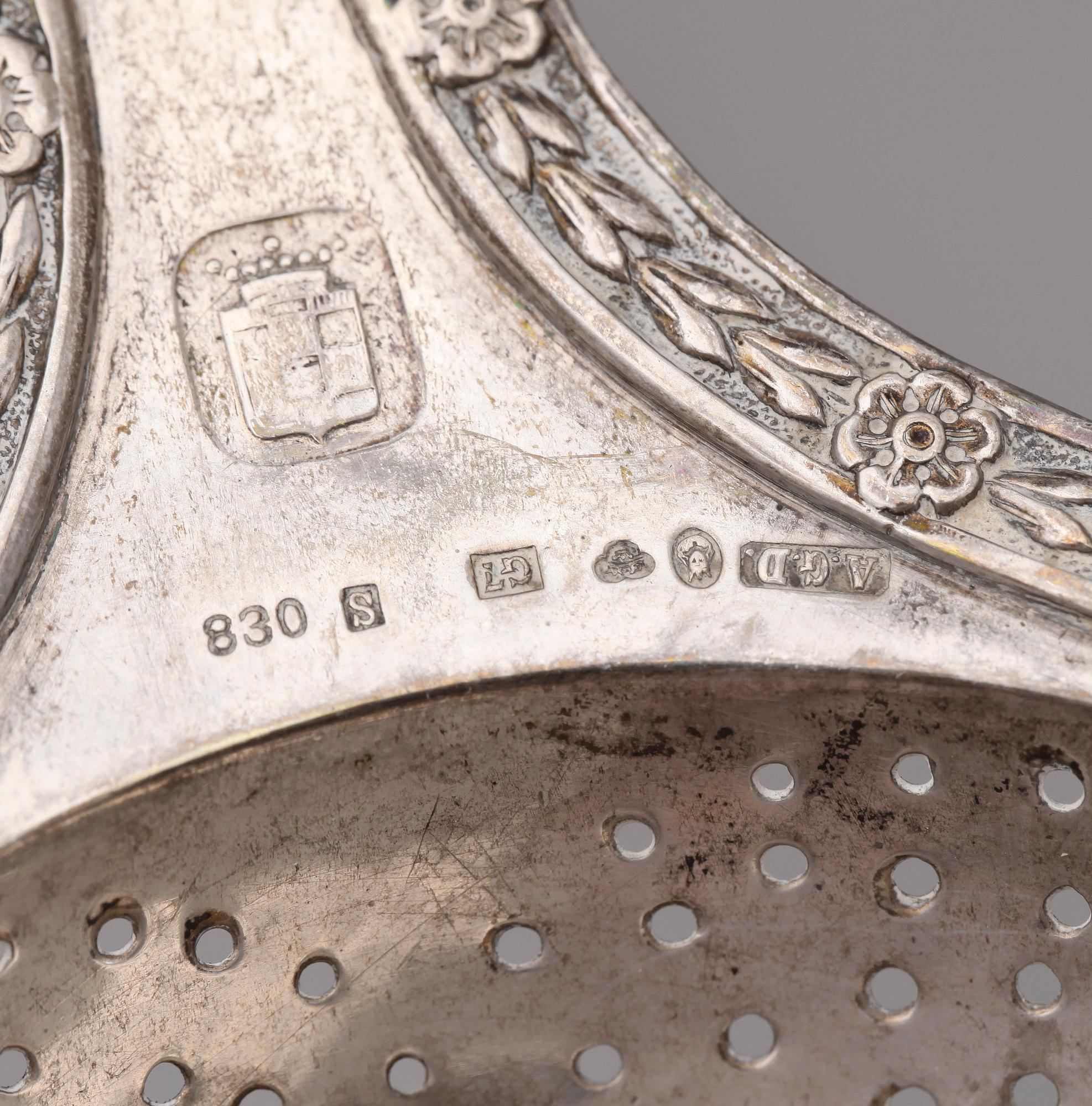 PARTI SILVER, 15 delar, bl a en kniv Georg Jensen, Danmark, 1900-talets första hälft. Totalvikt ca 330 gram.