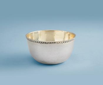 453. TUMLARI, hopeaa, osakullattu. Anders Törnqvist vanhempi, Turku 1766. Korkeus 3,5 cm, paino 24 g.