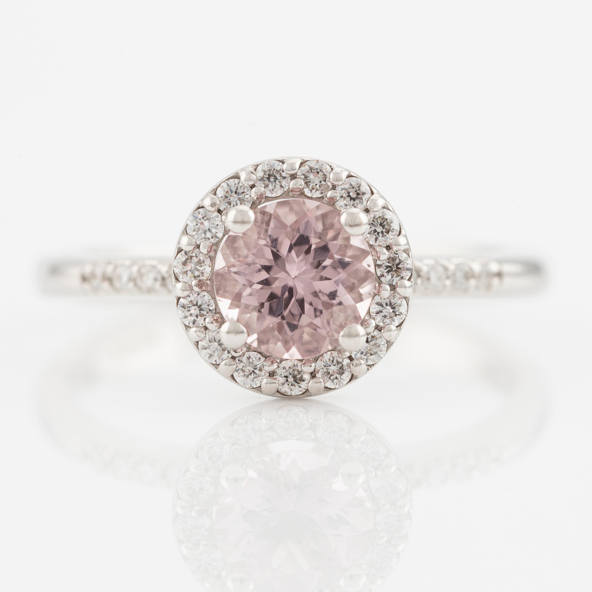 Ring in 18K gold with a faceted morganite and round brilliant-cut diamonds.