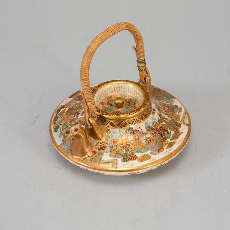 A Japanse satsuma tea pot with cover, early 20th Century, signed.