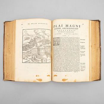 Första upplagan av Olaus Magnus Historia, Rom 1555, med träsnittskarta.