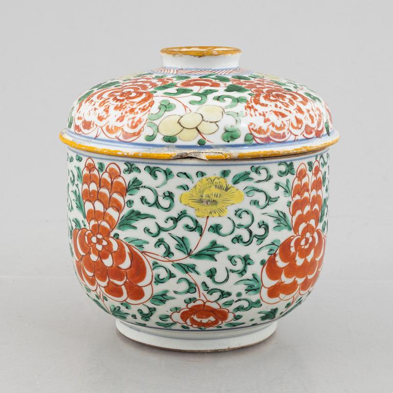 A Chinese wucai porcelain jar with cover, 17th century.