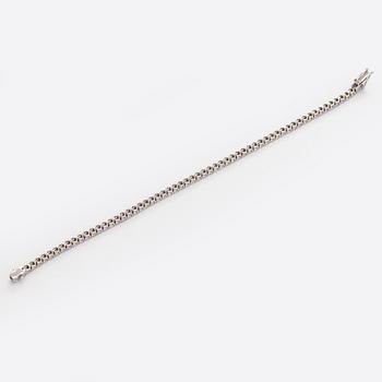 Tennisarmband, 18K vitguld, med briljantslipade diamanter.