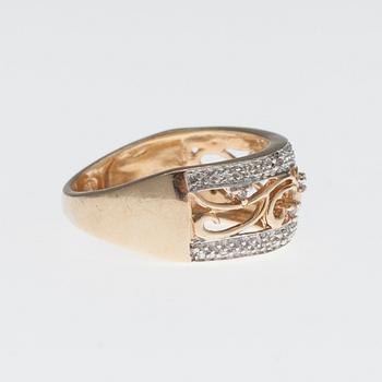 RING, 14K guld, små diamanter, tot. ca 0,10 ct. Vikt 3,1 g.