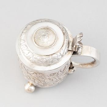 Dryckeskanna, silver, dubbelslagen fantasistämpel, 1800-tal. Barock-stil.