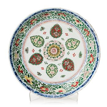 A large Chinese famille verte dish, Qing dynasty, Kangxi (1662-1722).