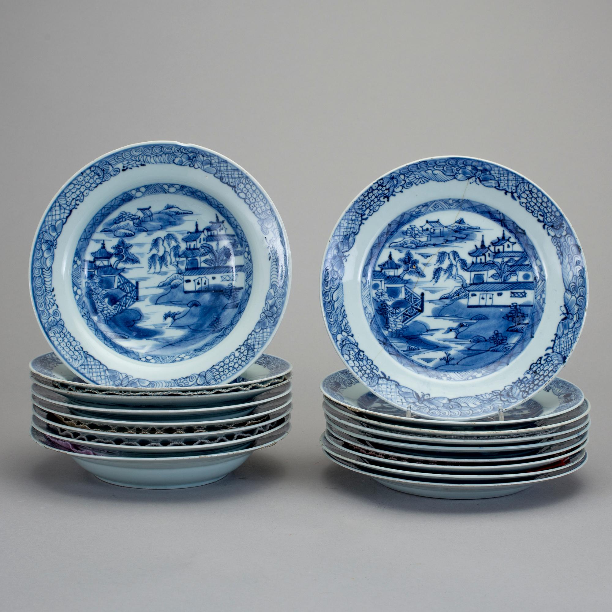 TALLRIKAR, 8+9 st. Porslin, Jiaqing, Kina omkring 1800.
