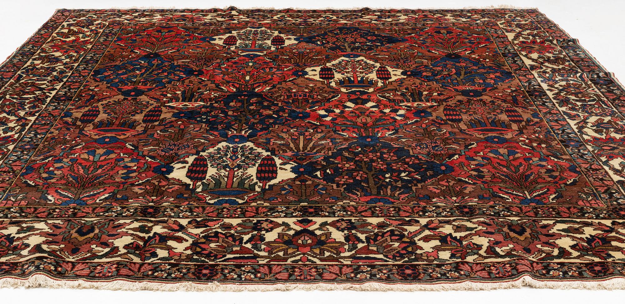 A semi-antique Chahar Mahal/Bakhtiari carpet, ca 397 x 351 cm.
