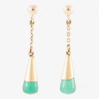 Earrings, a pair, 18K gold with green coloured agate.