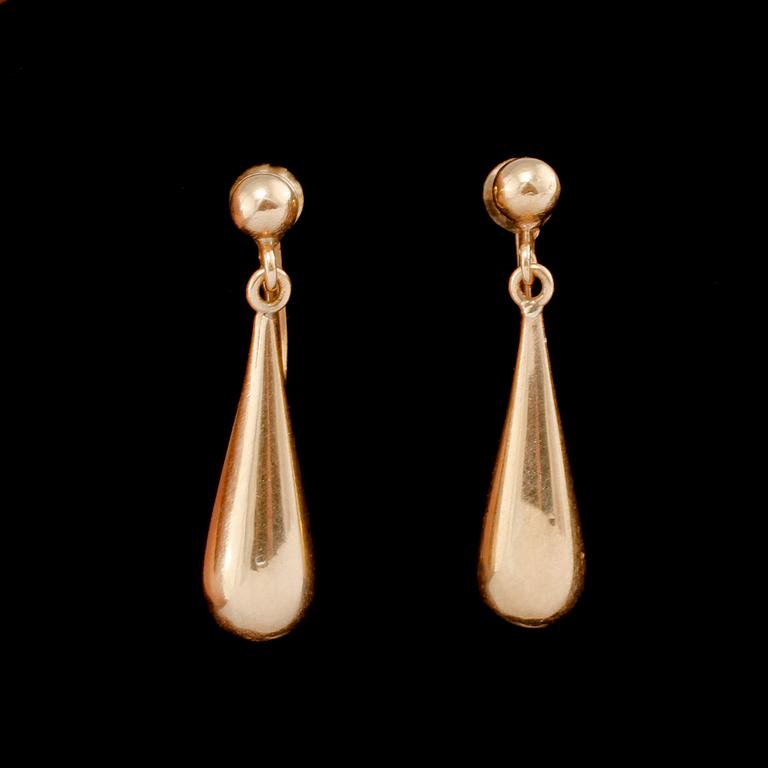 ÖRHÄNGEN, 3 par, 18k och 14k guld samt odlade pärlor, 1900-talets andra hälft. Vikt 6 g.