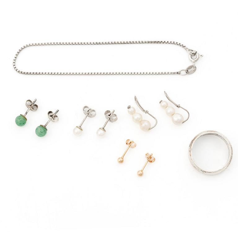 Four pairs of earrings, a silver ring and a silver bracelet chain.