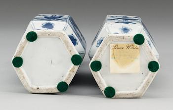 A pair of blue and white double gourd hexagonal vases, Qing dynasty, Kangxi (1662-1722). (2).