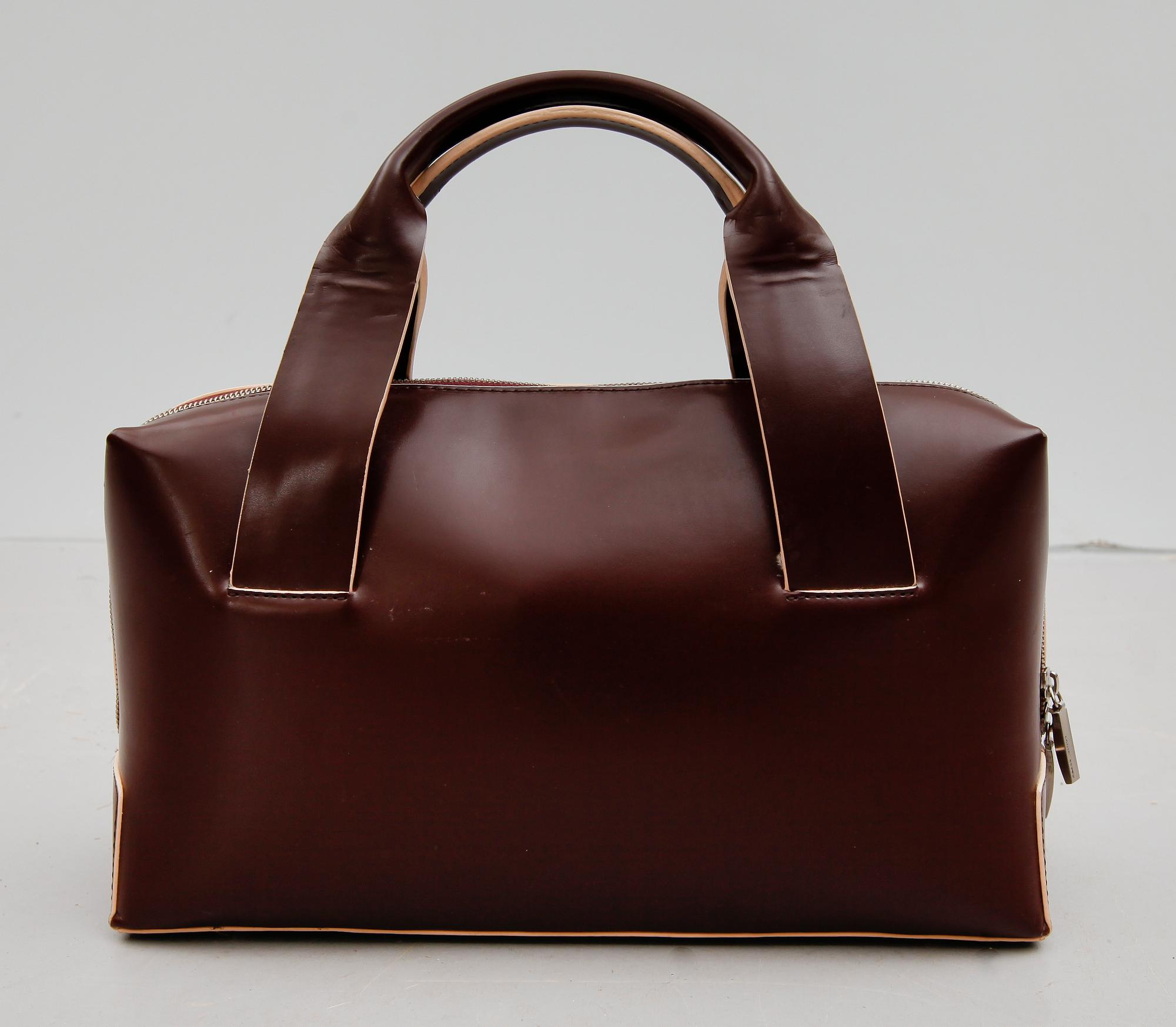 VÄSKA, Louies Berry.