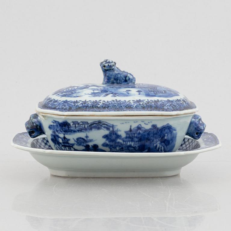 A blue and white small tureen with cover and stand, Qing dynasty, Qianlong (1736-95).