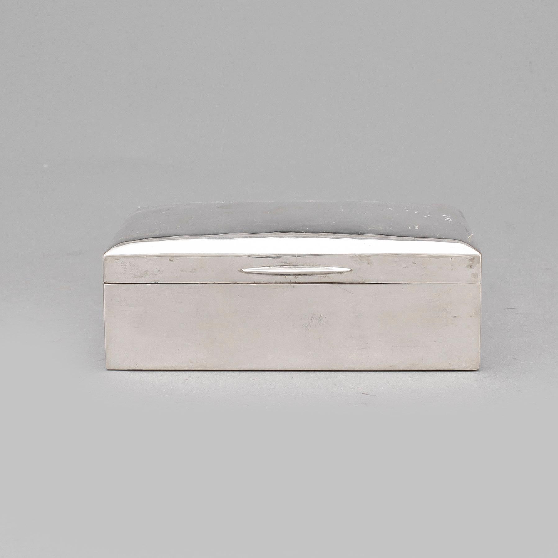 CIGARRSKRIN, silver, K. Andersson, Stockholm, 1923. Totalvikt ca 528 gram.
