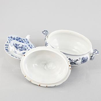 14 pieces of a "Blue Onion" porcelain service, Stadt Meissen, Germany.