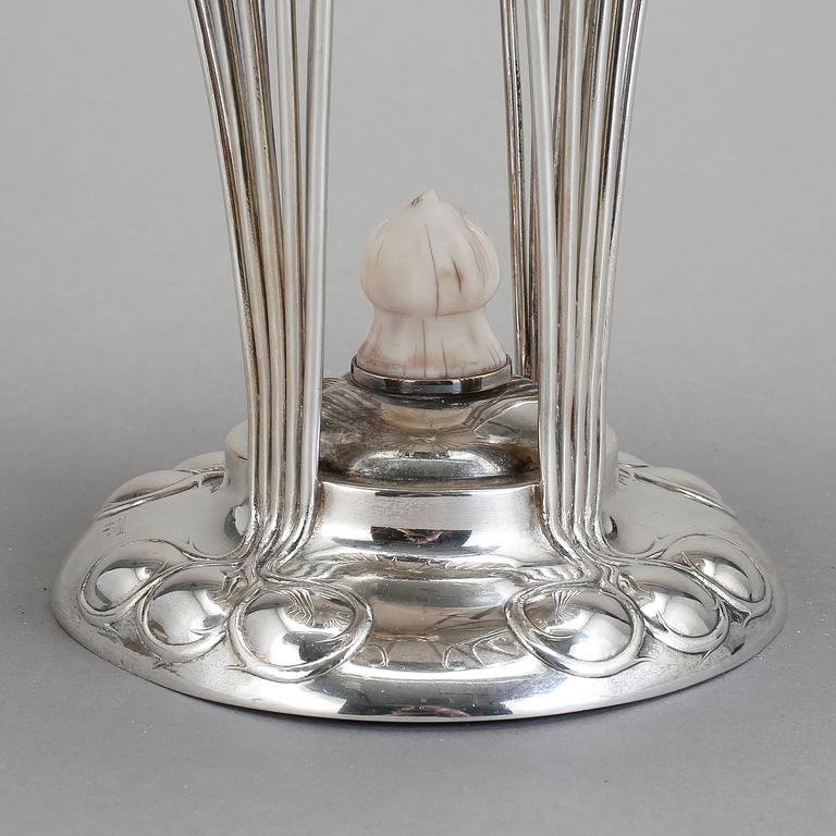 SKÅL PÅ FOT, silver, CG Hallberg, Stockholm 1902. Vikt 1545 gr.