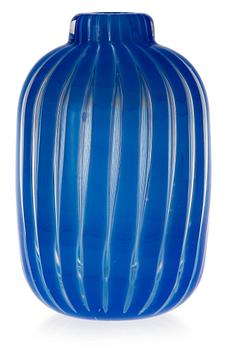 853. An Edvin Öhrström 'Ariel' glass vase, Orrefors 1950.