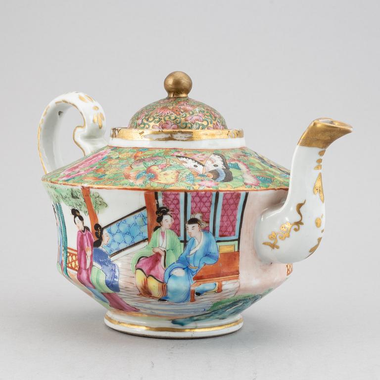 A Canton famille rose tea pot with cover, Qing dynasty, 19th Century.