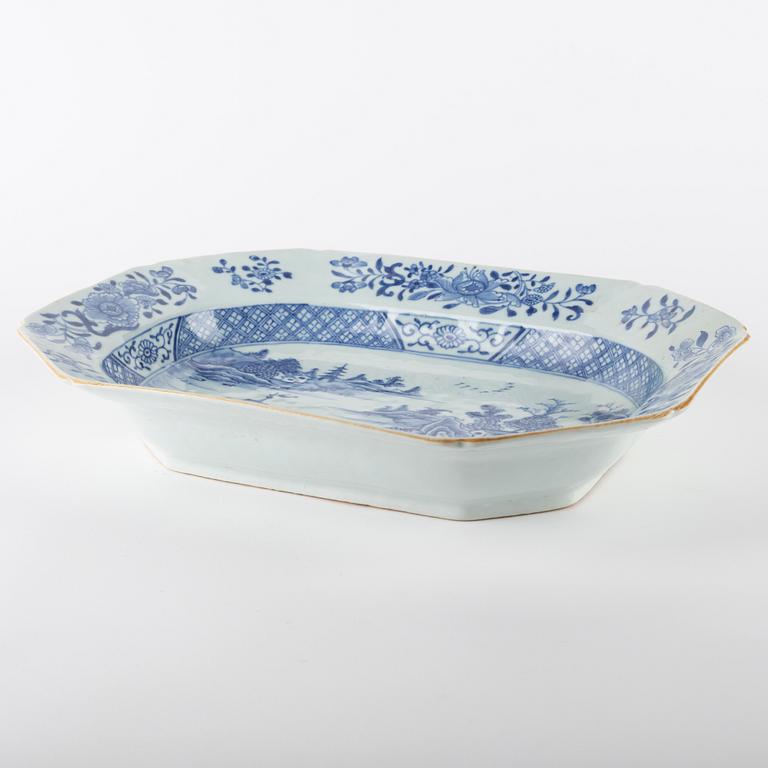 A blue and white tureen stand, Qing dynasty, Qianlong (1736-95).