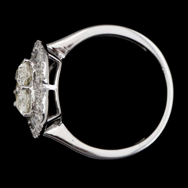 RING, 18K vitguld, olikslipade diamanter tot ca 1.32 ct.