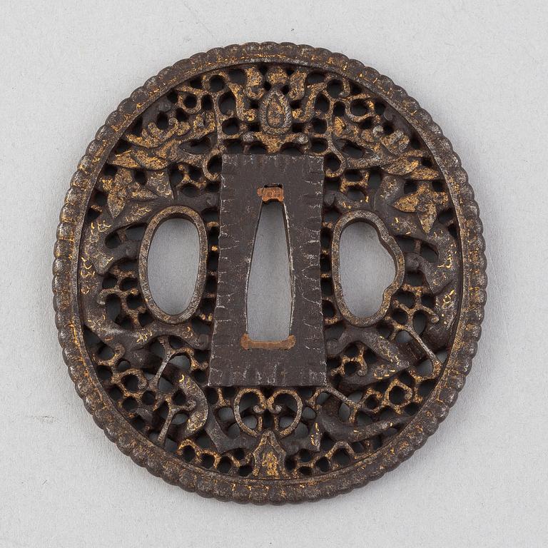 Tsuba, tre stycken, mumei, Japan 1800-tal.