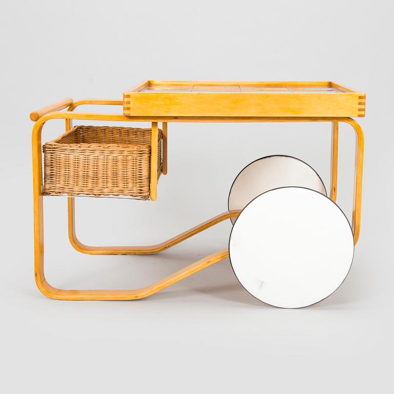 Alvar Aalto, tarjoiluvaunu, malli 900, O.Y. Huonekalu- ja Rakennustyötehdas A.B. 1900-luvun puoliväli.