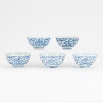 A group of 5 Chinese porcelain bowls, late Qing dynasty, around the year 1900.