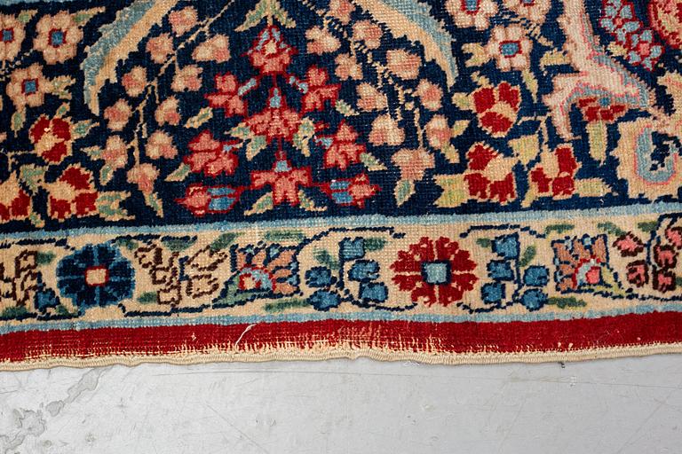 Matto, semi-antique Tabriz, ca 353 x 241 - 245 cm.