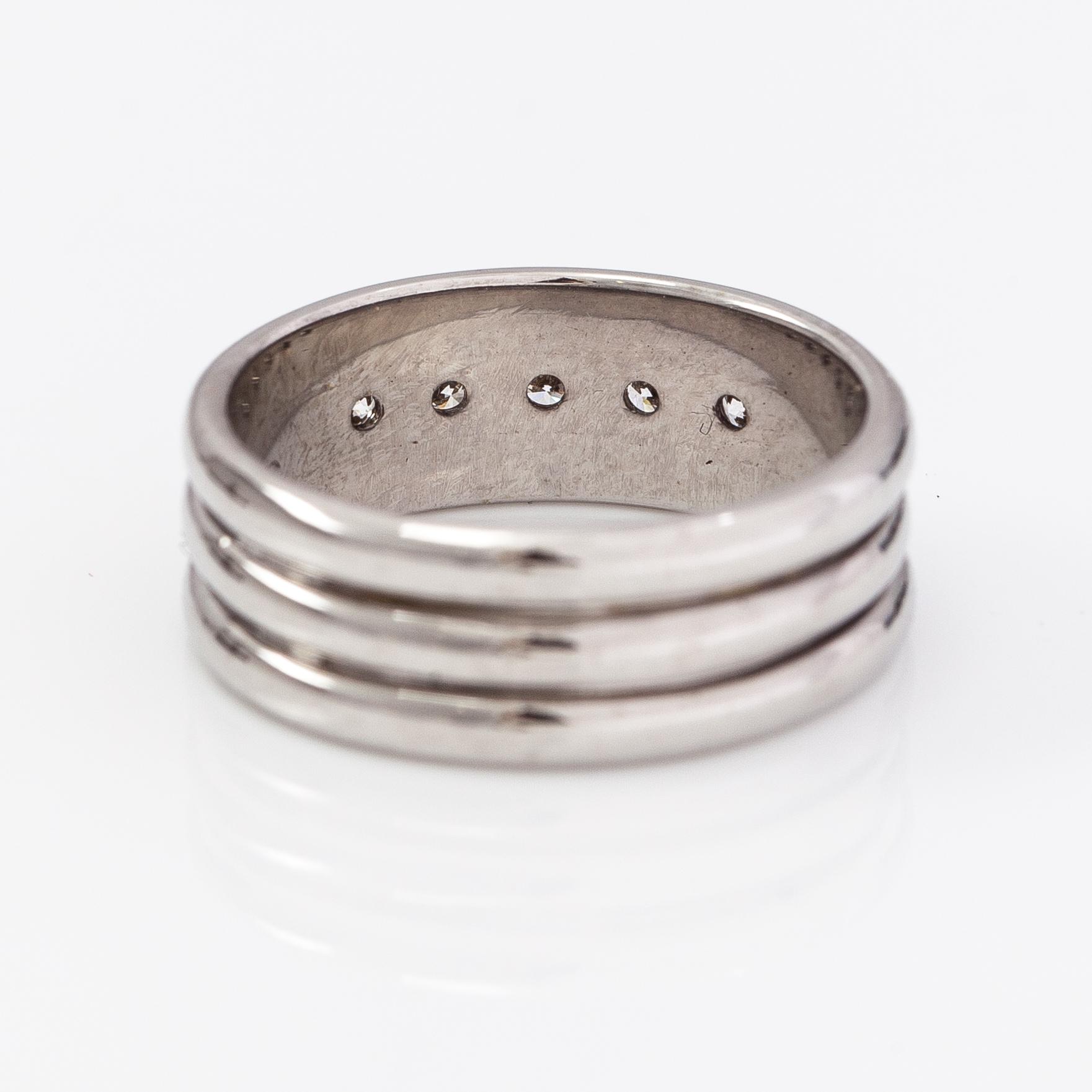A 14K white gold ring with diamonds ca. 0.15 ct in total.