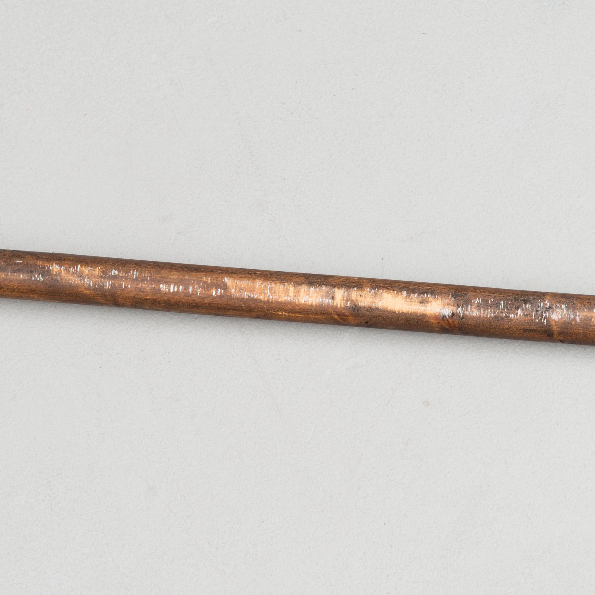 HILLEBARD, trä och järn, 1900-tal.