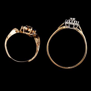 RINGAR, 2 st, 9 k guld med diamanter samt blå stenar. Total vikt ca 3 gram.