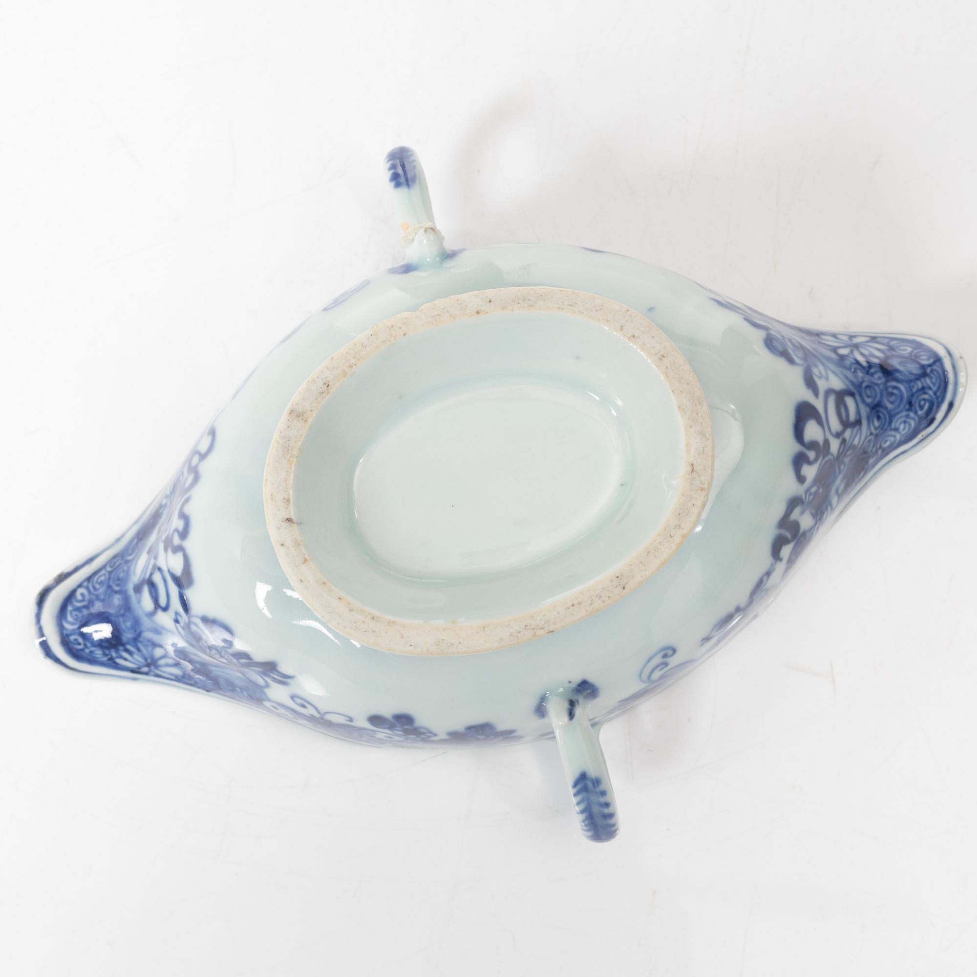 A Chinese blue and white export porcelain sauce boat and a sauce bowl, Qing dynasty, Qianlong (1736-95).
