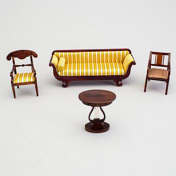 A lot of 22 pieces of doll house furniture by Carin Backlund, Sweden, late 20th century.