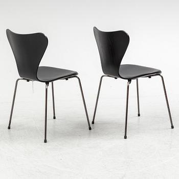 ARNE JACOBSEN, stolar, ett par, "Sjuan 3107 Black Edition" för Fritz Hansen, Danmark, 2016.